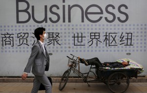 Një punëtor duke u çlodhur në rrugët e Pekinit, Kinë. (Kevin Frayer, Ap/Lapresse)